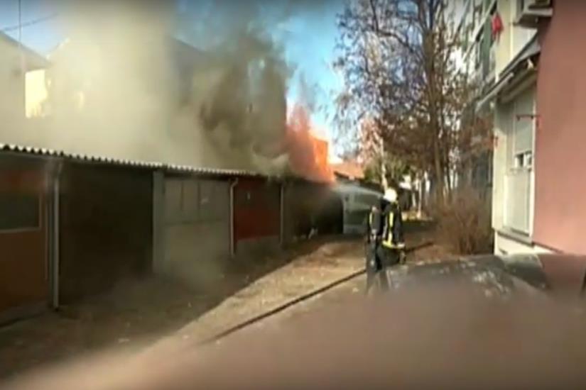 VIDEO: Gorjela garaža – vatrogasci zid probijali motornom pilom