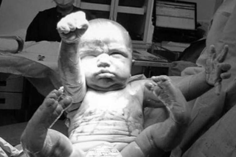 FOTO: Bebe koje su u prvim sekundama života pokazale da su superjunaci