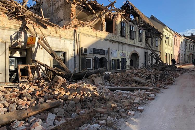 Prema sadašnjim procjenama u potresu je oštećeno preko 2.000 objekata