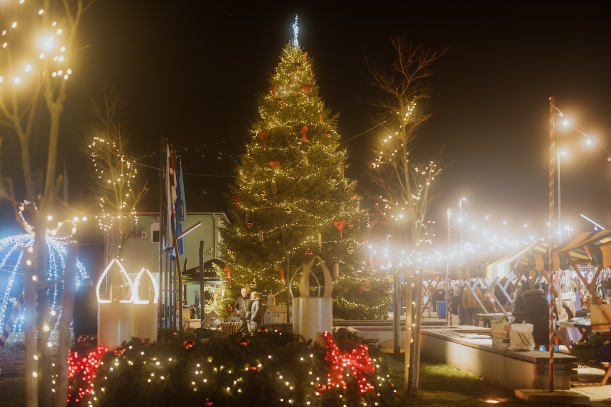 FOTO Božićni sajam u Čepinu