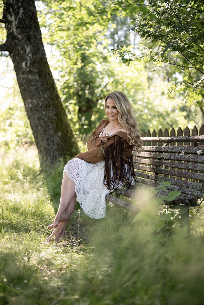 Paola Valić Bekić predstavlja „Alive Forever“ – pjesmu o vječnom životu i onome što ostaje nakon nas